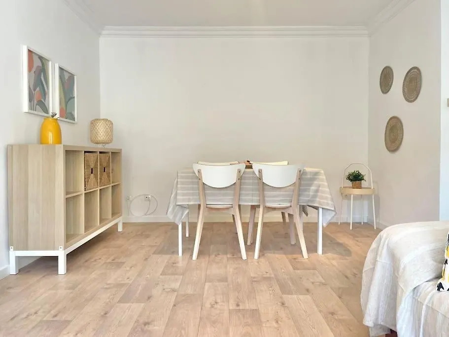 3 Habitaciones, Terraza Y A 200 Metros De La Playa Malaga